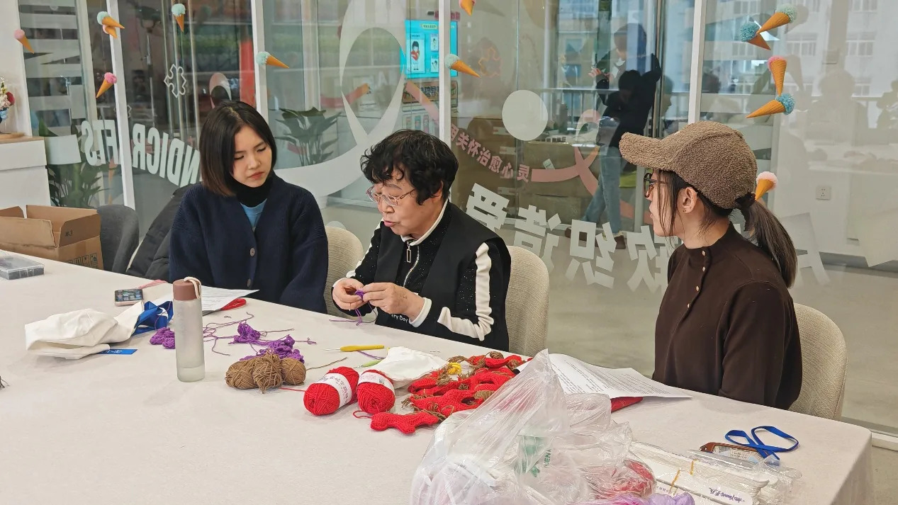 团队成员在工坊与手艺人交流