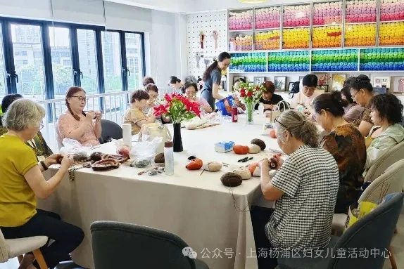 社区成员围坐参加绒线编织课堂