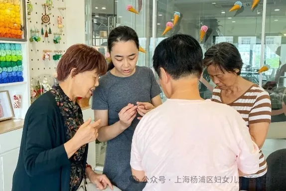 传承者指导参与者学习编织